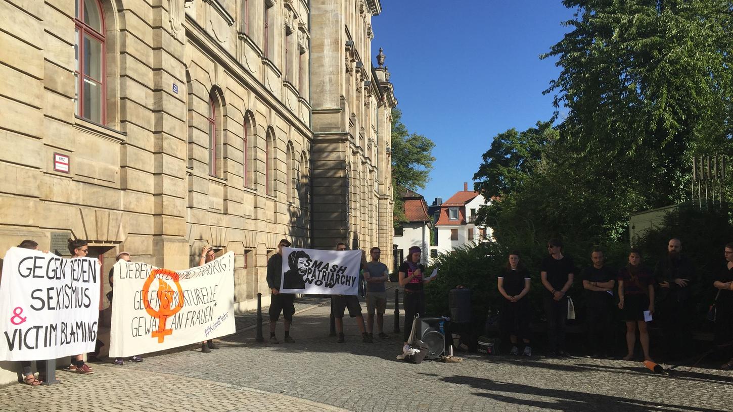 Rund 20 Freunde von Sophia Lösche versammelten sich zum Prozessauftakt vor dem Bayreuther Landgericht, um gegen Victim-Blaming zu demonstrieren.