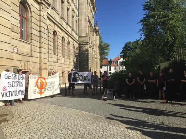 Rund 20 Freunde von Sophia Lösche versammelten sich zum Prozessauftakt vor dem Bayreuther Landgericht, um gegen Sexismus und Victim-Blaming zu demonstrieren.