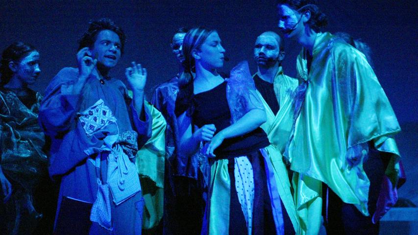 Shakespeares „Der Sturm“ und „Ein Sommernachtstraum“ bildeten die Vorlage, aus der die Autoren eine Geschichte über eine Familie, Elfen und fünf unterschiedliche Damentypen bastelten …; Im Juni 2004 wurde das Stück beim 1. Deutschen Jugend-Musicalfestival in Herxheim aufgeführt und mit vier Awards ausgezeichtet.;