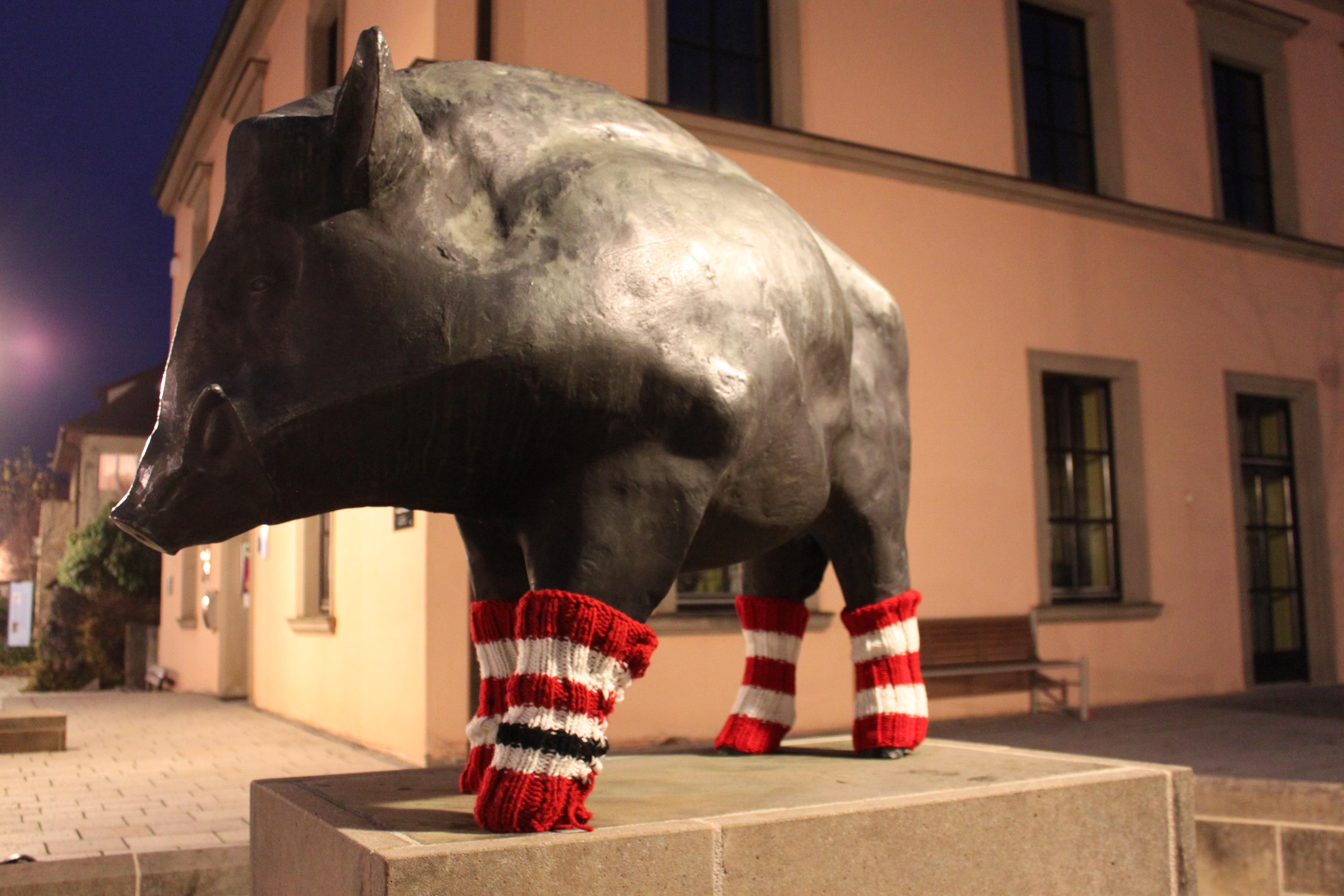 Unweit gelegen ist der Eber aus Ebermannstadt im Landkreis Forchheim ein Beispiel für "Guerilla-Kunst": Die Skulptur wurde zum 1000-jährigen Stadtjubiläum von Günther Hertel gestiftet - und im Winter 2014 von unbekannten Strick-Künstlern mit rot-weißen Socken beglückt.
