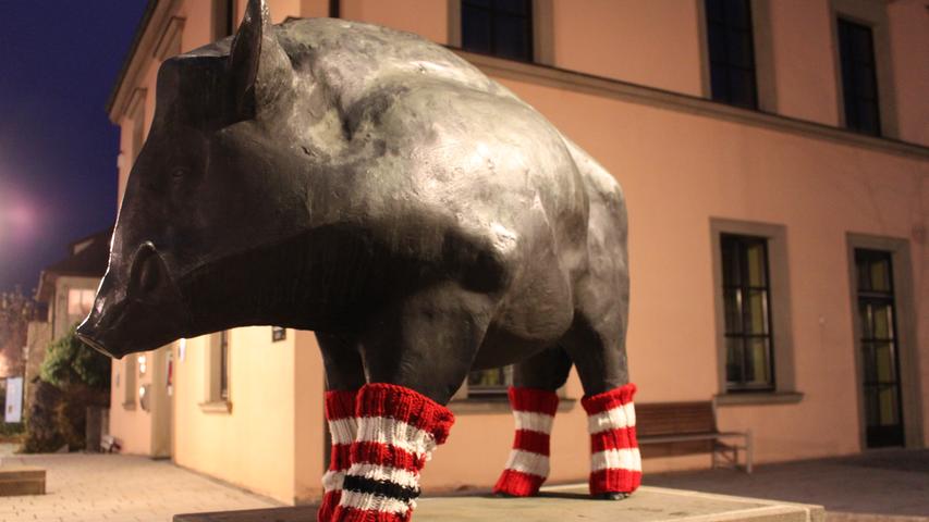 Unweit gelegen ist der Eber aus Ebermannstadt im Landkreis Forchheim ein Beispiel für "Guerilla-Kunst": Die Skulptur wurde zum 1000-jährigen Stadtjubiläum von Günther Hertel gestiftet - und im Winter 2014 von unbekannten Strick-Künstlern mit rot-weißen Socken beglückt.