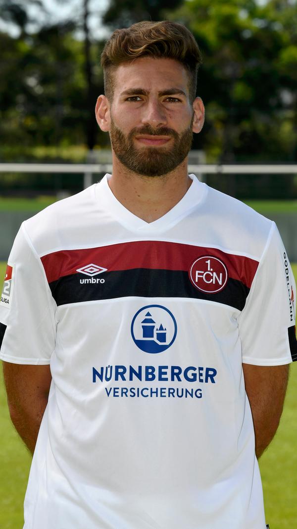 Tatenlos musste Enrico Valentini (30) mitansehen, wie sein Lieblingsverein zurück in die 2.Liga taumelte. Wegen einer Verletzung war die Saison für den Rechtsverteidiger schon Mitte März gelaufen. Am Ende kauerte der gebürtige Nürnberger in Zivil vor der Kurve und vergoss die bittersten Tränen aller Club-Profis. Beim Neustart ist Valentini wieder an Bord – topfit und voller Herzblut.