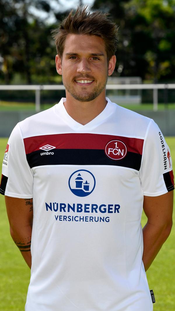 Die Sache mit dem Länderspiel wird Oliver Sorg (29) wohl nie mehr los. Dabei war dem damaligen Freiburger stets bewusst, dass seine kurze DFB-Karriere 2014 nur einer Personalnot geschuldet war. Viel wichtiger ist dem Hobbyschreiner ein familiäres Umfeld. Weil das in Hannover zuletzt fehlte, ging Sorg von einem Absteiger zum anderen. Und der Club hat nun: einen Ex-Nationalspieler.