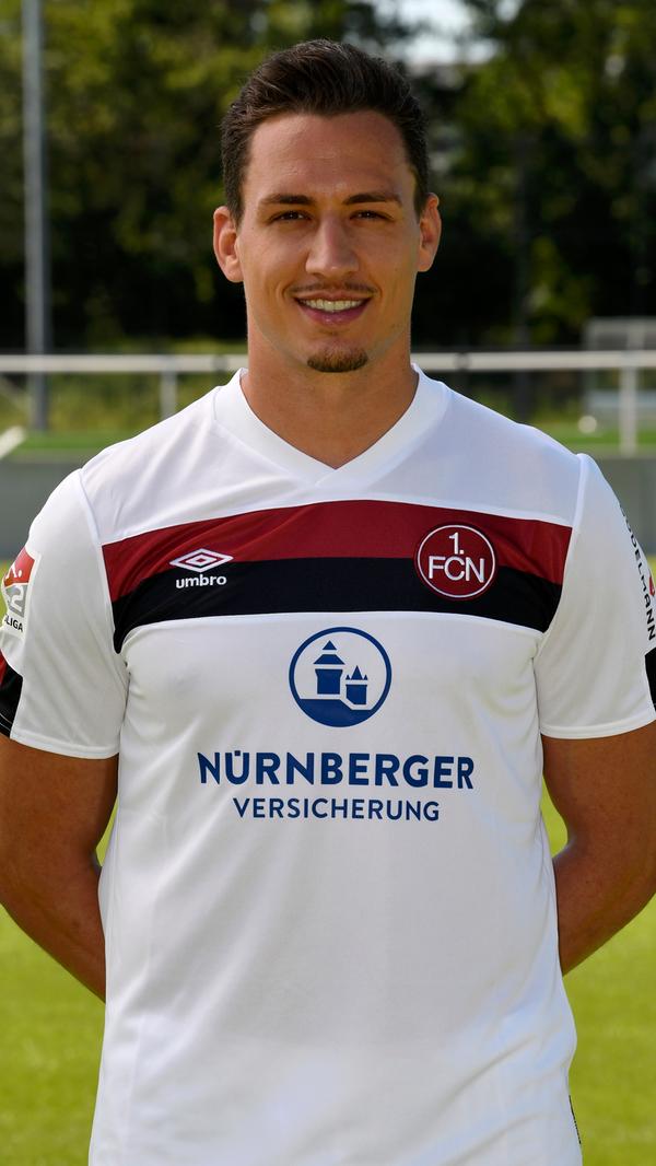 "Absteigen", befand Georg Margreitter (30), nachdem er in seiner Karriere gerade wieder mal abgestiegen war, "ist so ziemlich das Hässlichste im Fußball." Trotzdem bekannte sich der eloquente Vorarlberger sofort zum Club. Mit seiner Erfahrung und seinen Führungsqualitäten soll der robuste Abwehrchef mithelfen beim Aufsteigen – was schließlich so ziemlich das Schönste im Fußball ist.