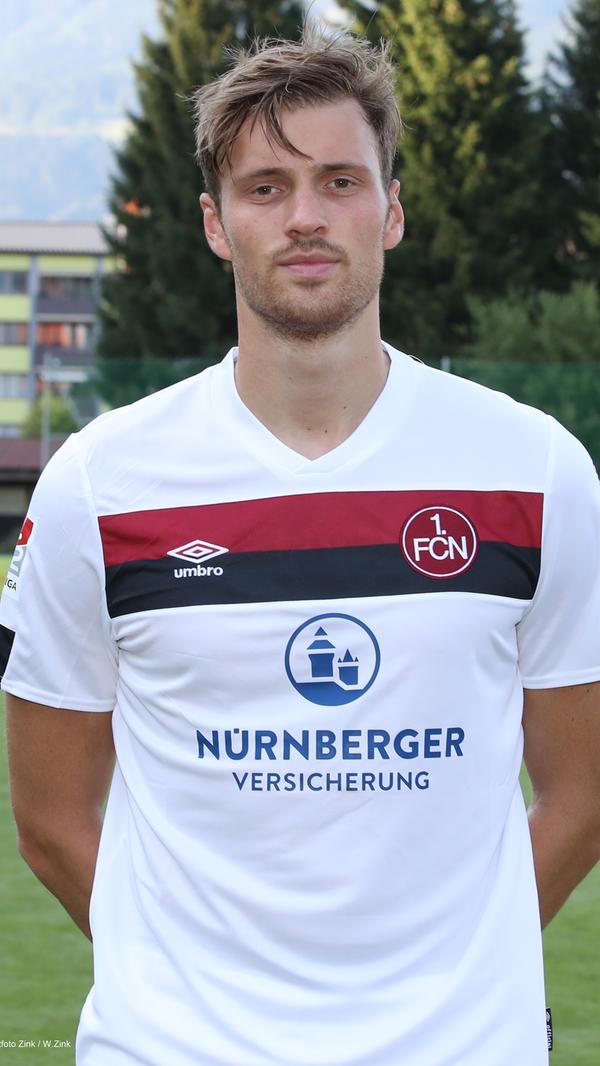 Aus Asger Sörensen (23) wäre wohl auch ein passabler Handballer geworden, doch entschied sich der Däne für den Fußball, "weil das einfach lustiger war". Der Spaß sollte dem "größten Abwehrtalent Nordeuropas" (Ralf Rangnick) in Salzburg aber erst einmal vergehen. Erst bei Jahn Regensburg mutierte Sörensen zum "Krieger". Und zumindest für die Stürmer ist das meist gar nicht lustig.