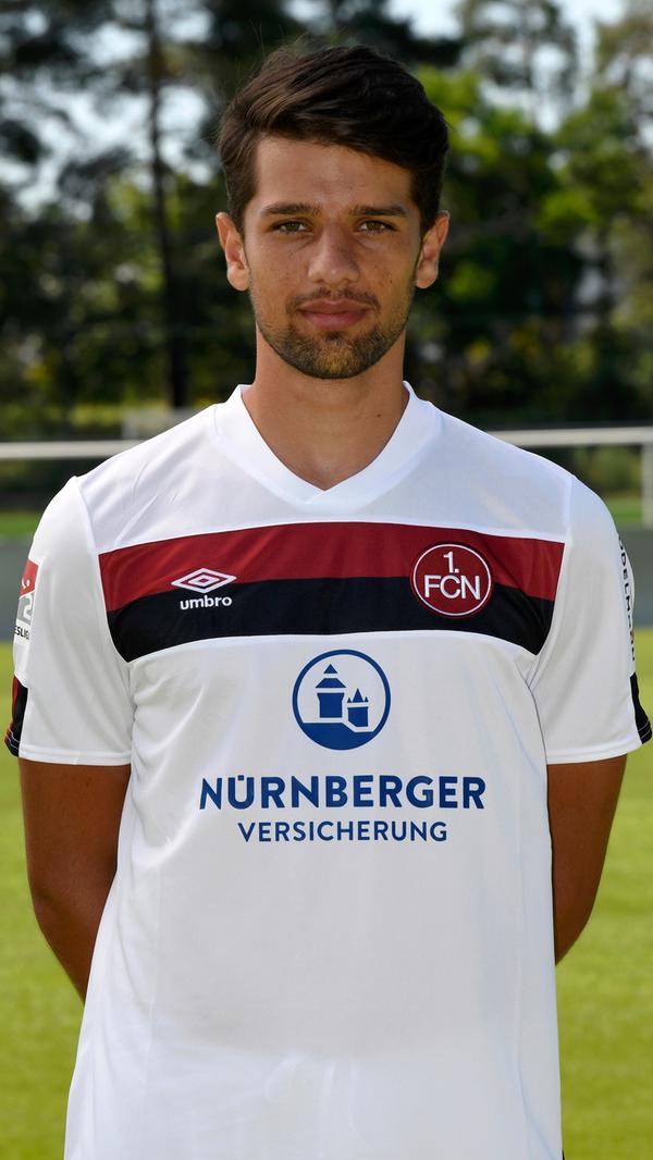 Dass Lukas Mühl (22) beim 1:1 gegen Paris spektakulär von Kylian Mbappé getunnelt wurde, ist verzeihlich: Weil das ja schon ganz anderen passiert ist, vor allem aber, weil sich der Innenverteidiger in 31 Bundesliga-Partien spürbar weiterentwickelt hat. Bei Damir Canadi muss sich Mühl dennoch neu beweisen. Das Duell mit Mbappé dürfte dabei aber kaum in die Bewertung eingehen.