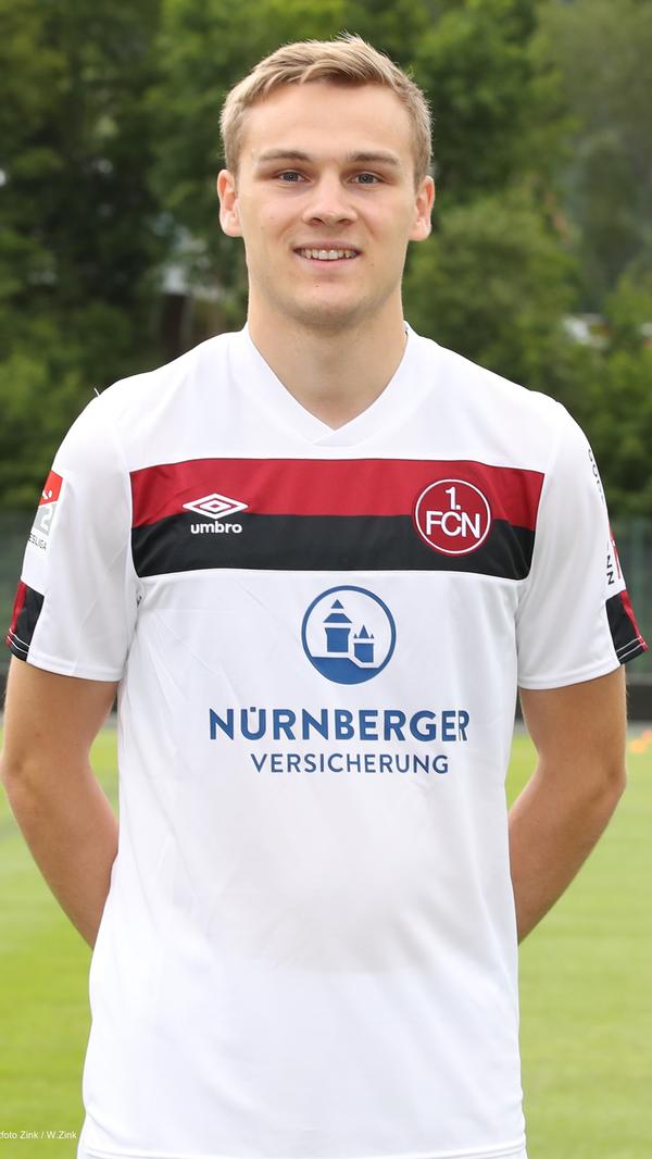 Zumindest beim Vornamen brauchen sich die Kollegen nicht umzustellen: Tim Handwerker (21) soll auf der linken Abwehrseite den zum HSV gewechselten Tim Leibold ersetzen. Dass er das Zeug dazu hat, bewies der stille Rheinländer in seinem Jahr beim niederländischen Ehrendivisionär FC Groningen, wo die Kölner Leihgabe nicht nur durch ihre eigenwillige Schusstechnik auffiel.