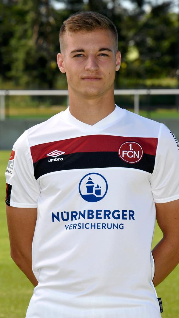 Natürlich konnte man die Verpflichtung von Fabian Nürnberger (19) im Sommer 2018 einfach nur für einen guten PR– Gag halten. Inzwischen hat der talentierte Linksverteidiger in der U 21 aber angedeutet, dass er nicht nur den idealen Namen trägt, sondern auch prima Fußball spielen kann. Als Lohn gab’s einen Profivertrag – und ein Trikot, das bald Kultstatus erlangen könnte.