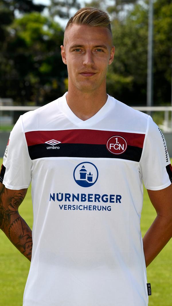 Wohl kaum ein Spieler scheint mit sich selbst und der Welt so im Reinen zu sein wie Ondrej Petrak (27). Ob auf dem Platz oder auf der Bank, der tschechische Posterboy wirkt stets so gechillt wie auf seinen legendären Instagram-Posts vom Malediven-Urlaub. Wird er gebraucht, ist auf den dienstältesten Club-Profi aber stets Verlass. Und wenn nicht – auch alles easy.