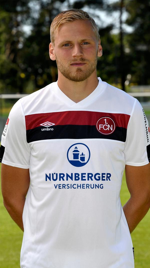 Einen Club ohne Hanno Behrens (29) mag man sich eigentlich gar nicht mehr vorstellen. Auch wenn der lauf- und kampfstarke Mittelfeldmann in der Bundesliga ebenfalls an seine Grenzen stieß, ist er als Identifikationsfigur, Sympathieträger und Antreiber unverzichtbar. Ein perfekter Kapitän eben. Das hat auch Canadi schnell erkannt – und die Binde bei Behrens belassen.