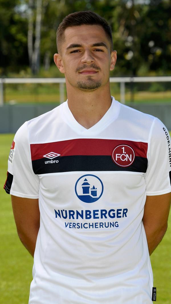 Er sei nicht von Heidenheim nach Nürnberg gewechselt, um wieder um die Plätze fünf bis acht zu spielen, hatte Nikola Dovedan(25) verkündet. Genau diese Siegermentalität war dem Club über zwei Millionen Euro wert. Zudem liegt dem Techniker das Toreschießen im Blut: Onkel Milan gilt im niederösterreichischen Amateurfußball als Legende, weil er in einem Spiel elfmal traf.