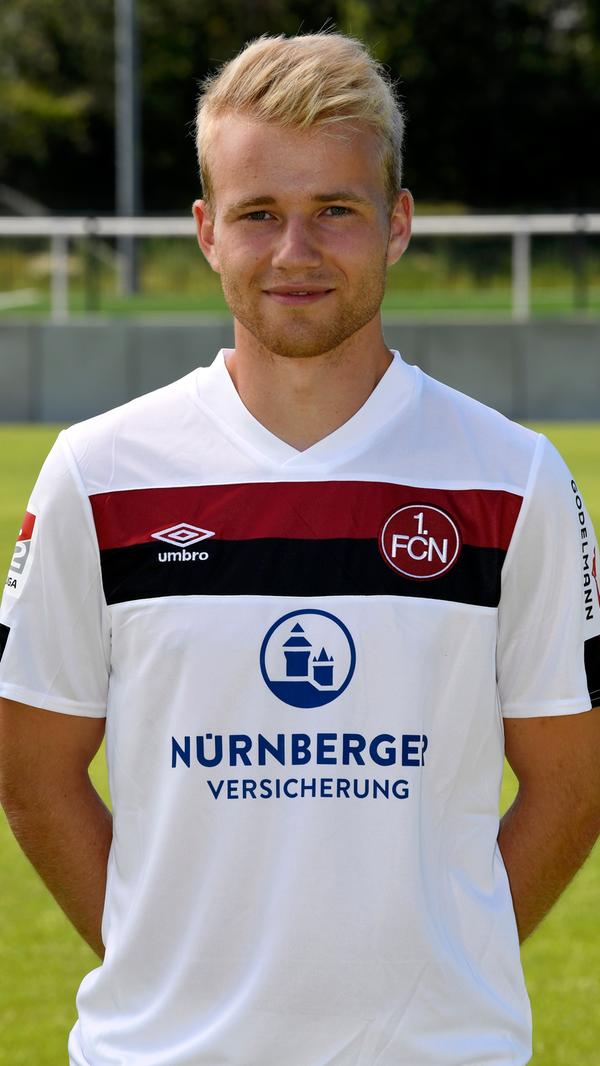 Die Bundesliga geriet für Simon Rhein (21) zur Achterbahnfahrt. Von Köllner in den Profikader befördert, spielte der Youngster erstaunlich abgeklärt auf, um bald wieder in der Versenkung zu verschwinden und dann beim Kurzcomeback in Hannover früh Rot zu sehen. Man darf gespannt sein, welche Turbulenzen die 2. Liga für den Ex-Leverkusener bereithält.