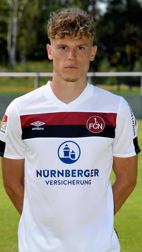 Nicht viele Club-Profis können von sich behaupten, schon einmal Champions- League-Luft geschnuppert zu haben. Robert Hack(20) durfte für Hoffenheim immerhin ein paar Minuten gegen Manchester City ran. Im Test gegen Paris deutete das flinke Offensivtalent an, dass ihm große Vereine offenbar liegen. Zunächst sollte sich Hack nun aber in der 2. Liga behaupten.