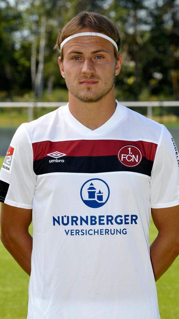 Dass Felix Lohkemper (24) gut mit Joshua Kimmich kann, war im Wikipedia- Eintrag des flinken Angreifers eine Erwähnung wert. Beim Bayern- Kumpel hingegen ist von Lohkemper nichts zu lesen, was viel über den Karriereverlauf der U19-Europameister von 2014 aussagt. Beim Club könnte der Neuzugang aus Magdeburg seinen Internetfame nun etwas aufpolieren.