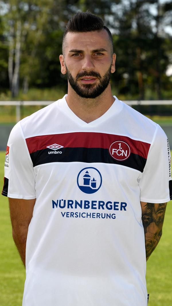 Mikael Ishak (26) galt als einer der Hoffnungsträger für die Bundesliga, blieb mit vier Toren aber weit hinter den Erwartungen zurück. Allerdings war der robuste Schwede im Sturmzentrum auch oft auf sich allein gestellt und litt zudem unter Differenzen mit Ex-Trainer Köllner. Nun muss Ishak beweisen, dass seine zwölf Buden in der Aufstiegssaison kein Zufall waren.