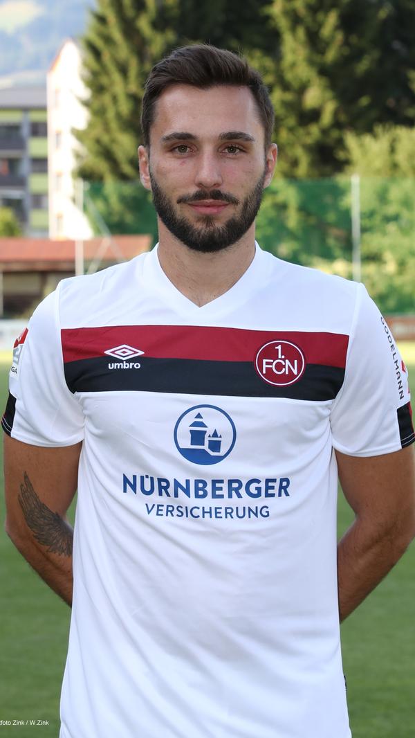 Fabian Schleusener (27) gilt als etwas anderer Profi. Der umtriebige Stürmer entstammt keinem NLZ, sondern arbeitete sich aus der sechsten Liga peu à peu nach oben. Zuletzt traf der Freiburger verlässlich für Sandhausen, bis ihn ein Schienbeinbruch stoppte. Dem Club kann Schleusener erst später weiterhelfen. Dann aber will er seine Ligensammlung komplettieren.