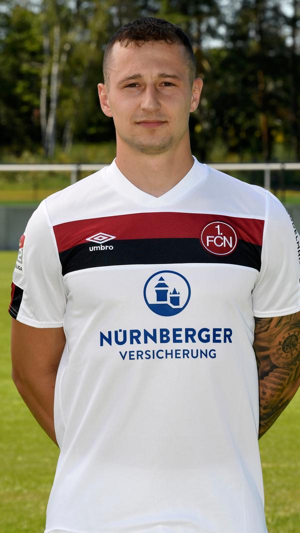 Seine Torquote des Vorjahres hatte Adam Zrelak (25) in der vergangenen Bundesliga-Saison immerhin verdoppelt – aus eins mach zwei. Und vielleicht wären es ja sogar noch mehr geworden, hätte sich der Slowake nicht Ende Februar das Kreuzband gerissen. Seitdem schindet sich Zrelak in der Reha für sein Comeback – und die Hoffnung auf, sagen wir mal, vier Zweitliga-Tore.
