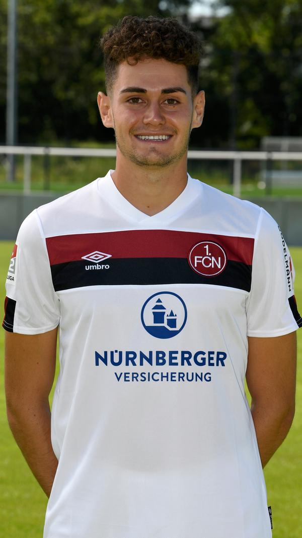 Alexander Fuchs (22) stand bis vor kurzem ganz oben auf der Liste der Spieler, die den Verein noch verlassen sollen. Einen Tag nach dem Test gegen Paris brach sich der flexible Mittelfeldspieler aber den linken Mittelfuß und wurde operiert. Ein Abgang ist daher erstmal vom Tisch.
