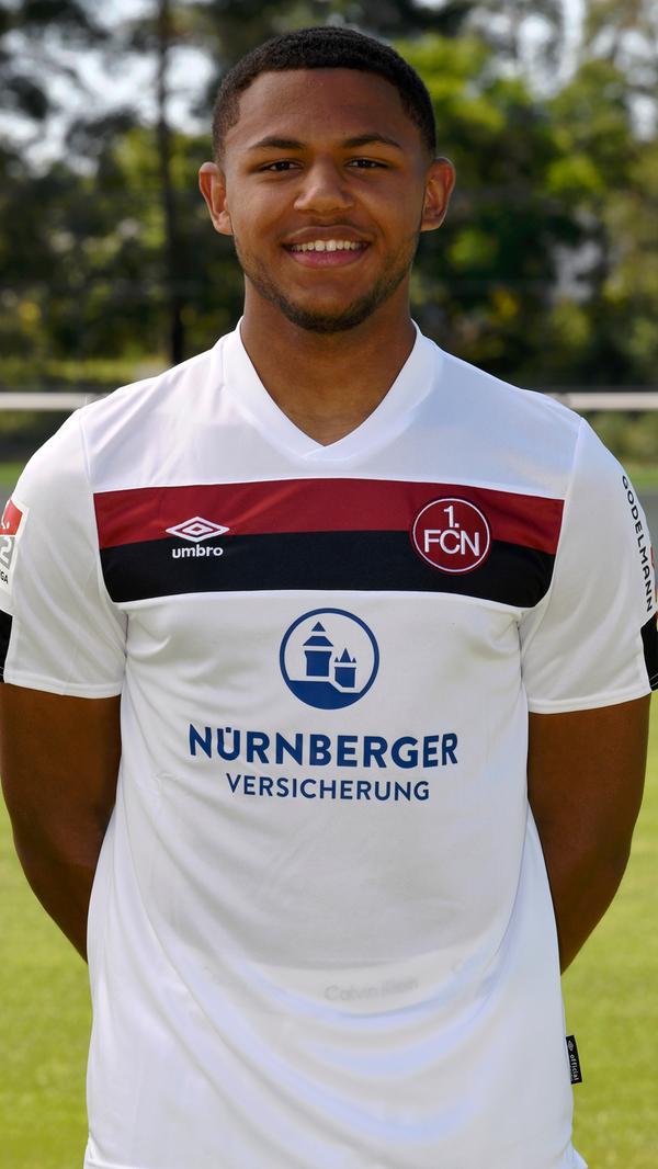 Jung, gut gebaut und frischer A-Jugend-Meister. Paul-Phillip Besong kam in diesem Sommer aus der Jugend von Borussia Dortmund an den Valzernweiher und geht in seine erste Saison im Herrenbereich. Zunächst soll das Talent aber Spielzeit in der U 21 sammeln.