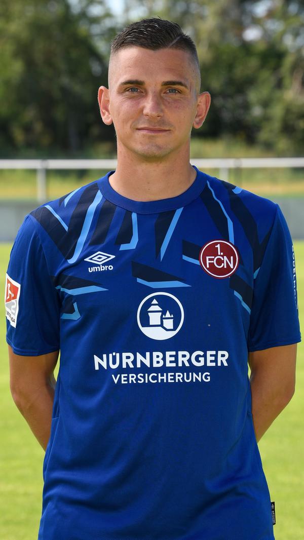 Hinter Mathenia und Lukse, aber noch vor Jung-Keeper Jonas Wendlinger reiht sich Patric Klandt (35) als dritter Torhüter in die Klassengesellschaft des 1. FC Nürnberg ein. Mit seiner Erfahrung soll er seine Kontrahenten immer wieder fördern und pushen, zu einem Einsatz wird es aber aller Voraussicht nach nicht kommen.
