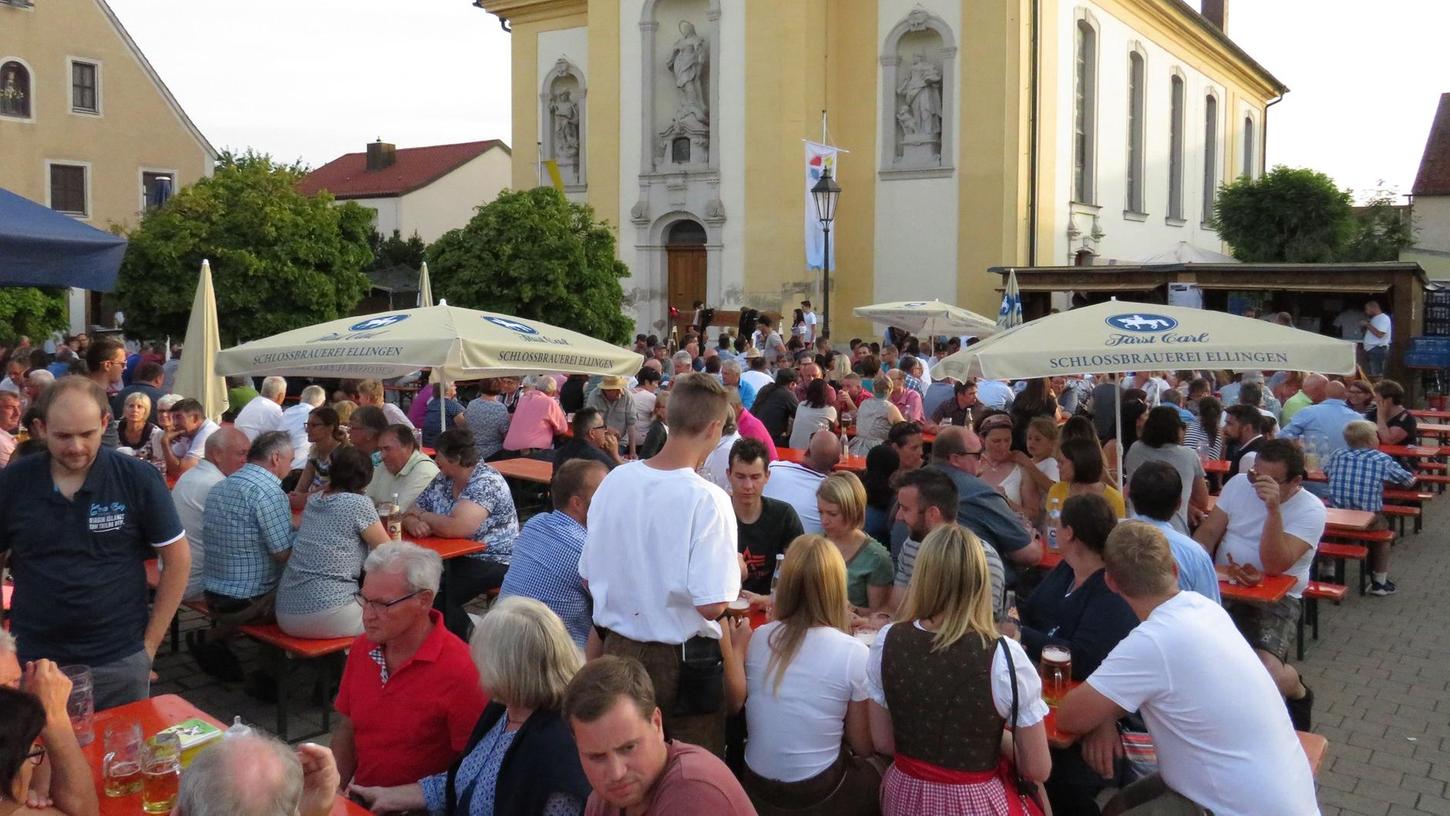 Stopfenheimer Heimatfest funktioniert auch auf dem Kirchplatz