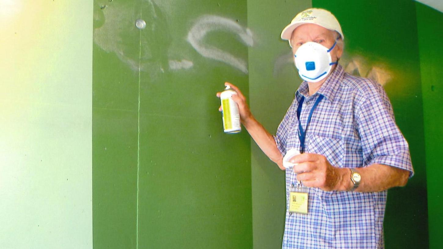 Dieser Nürnberger Rentner entfernt Graffitis ehrenamtlich