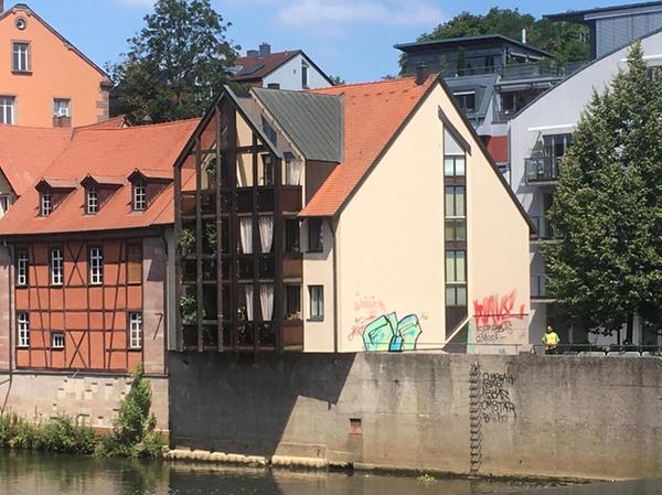Dieser Nürnberger Rentner entfernt Graffitis ehrenamtlich