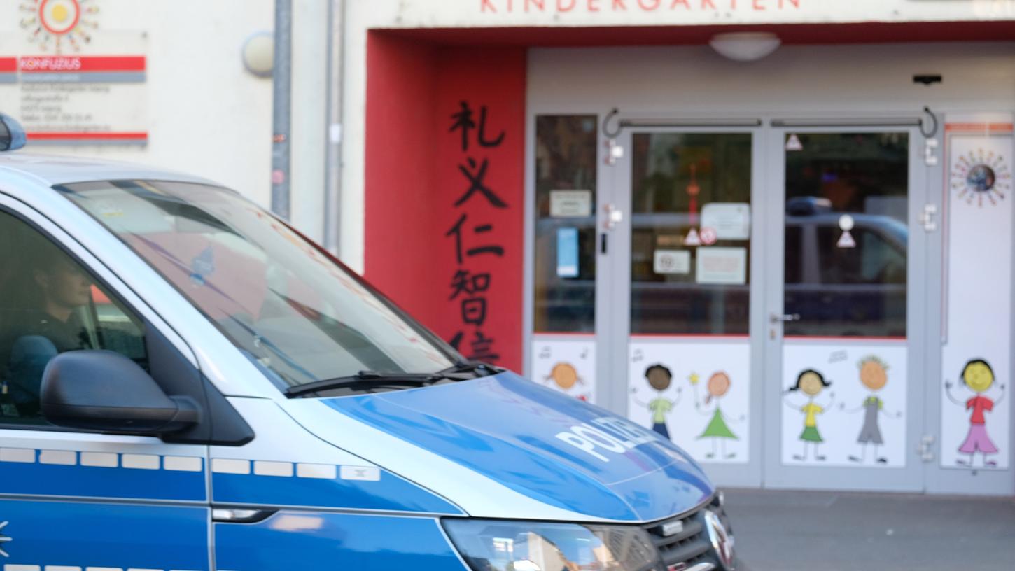 Ein Polizeifahrzeug fährt an einer Kindertagesstätte vorbei. Nach Diskussionen um die Änderung des Speiseplans in zwei Leipziger Kitas hat sich die Polizei eingeschaltet.