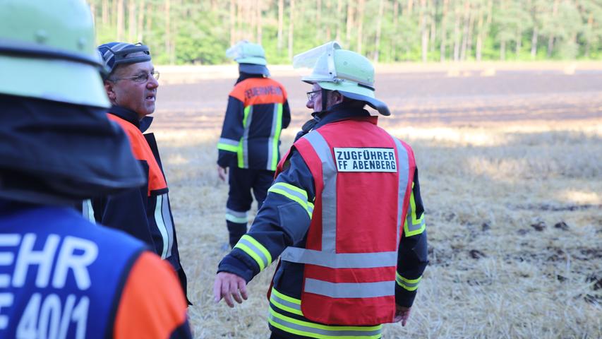 Feld brennt bei Abenberg: Feuerwehr kann Waldstück vor Flammen retten