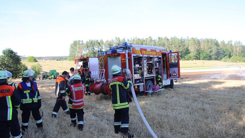 Feld brennt bei Abenberg: Feuerwehr kann Waldstück vor Flammen retten