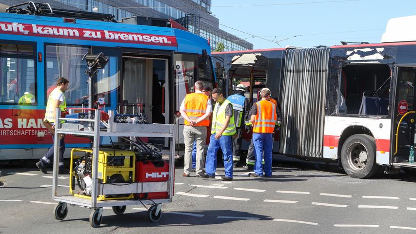 Tram fährt gegen Linienbus: Drei Verletzte bei Unfall am Business Tower