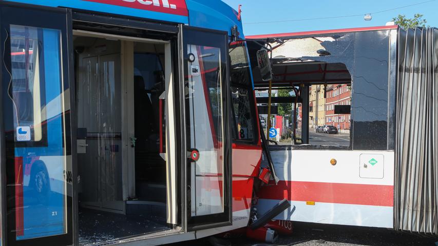 Tram fährt gegen Linienbus: Drei Verletzte bei Unfall am Business Tower