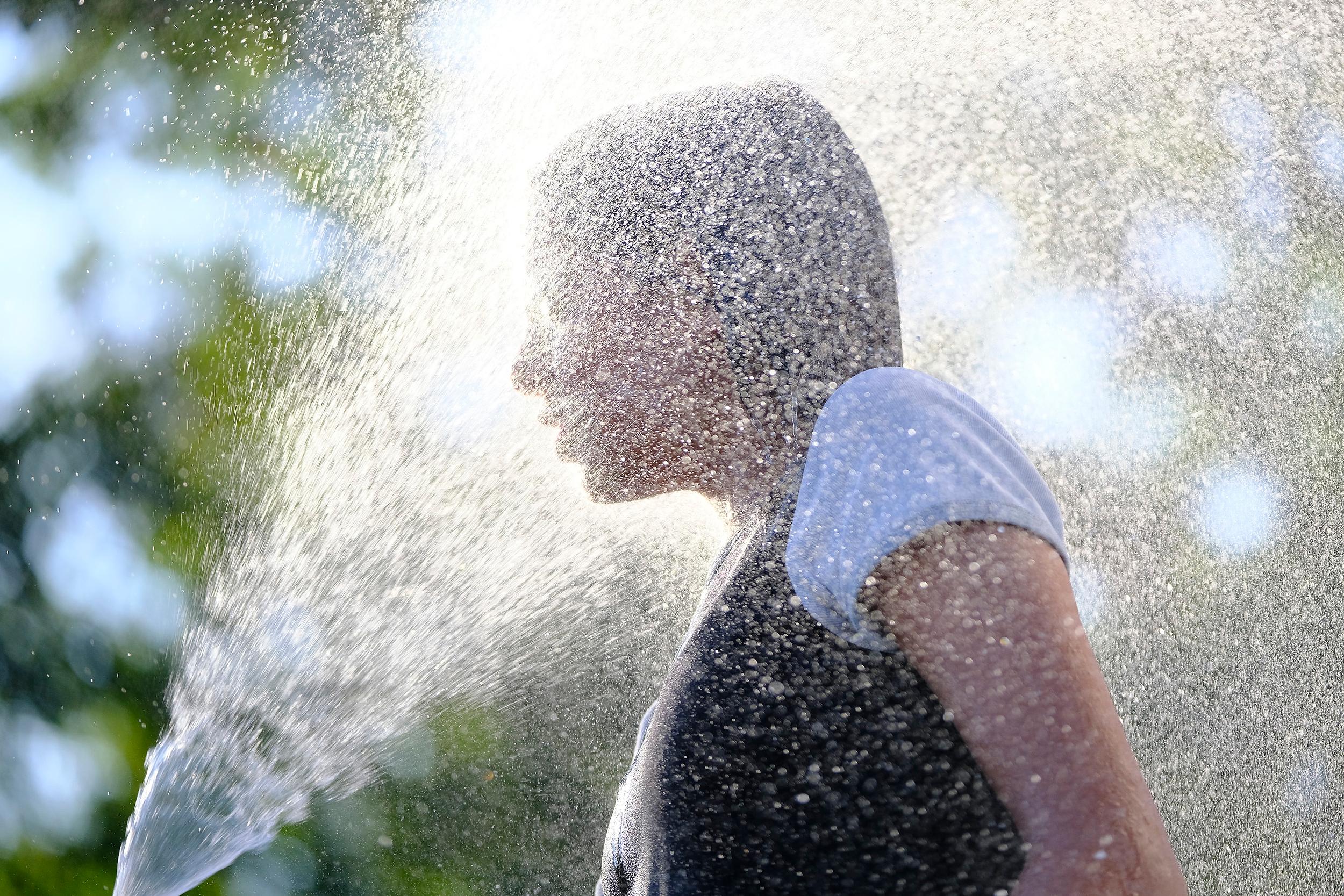 Erstmals seit Aufzeichnung der Temperaturmessungen in Deutschland ist die Temperatur über 41 Grad gestiegen. Nach Messergebnissen des Deutschen Wetterdienstes (DWD) wurden im niedersächsischen Lingen 42,6 Grad verzeichnet.