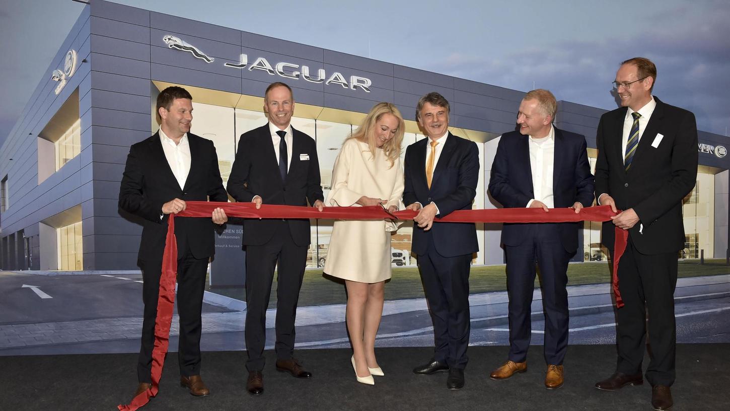 Bierschneider eröffnet größtes Jaguar-Landrover-Autohaus der Welt