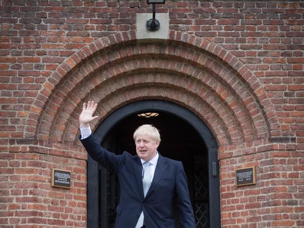 May nahm Abschied und Johnson das Brexit-Ruder
