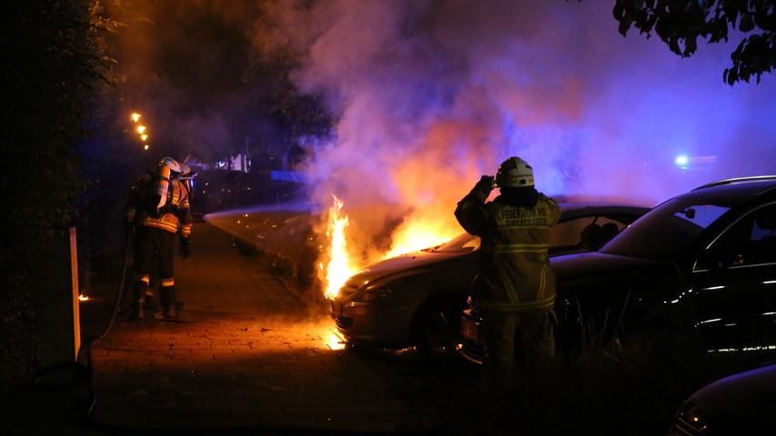 Einsatz in Hof: Auto geht in Flammen auf