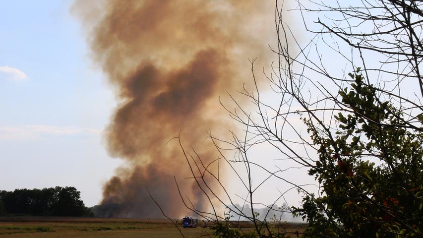 Rauchsäule bei Adelsdorf: Mähdrescher brannte aus