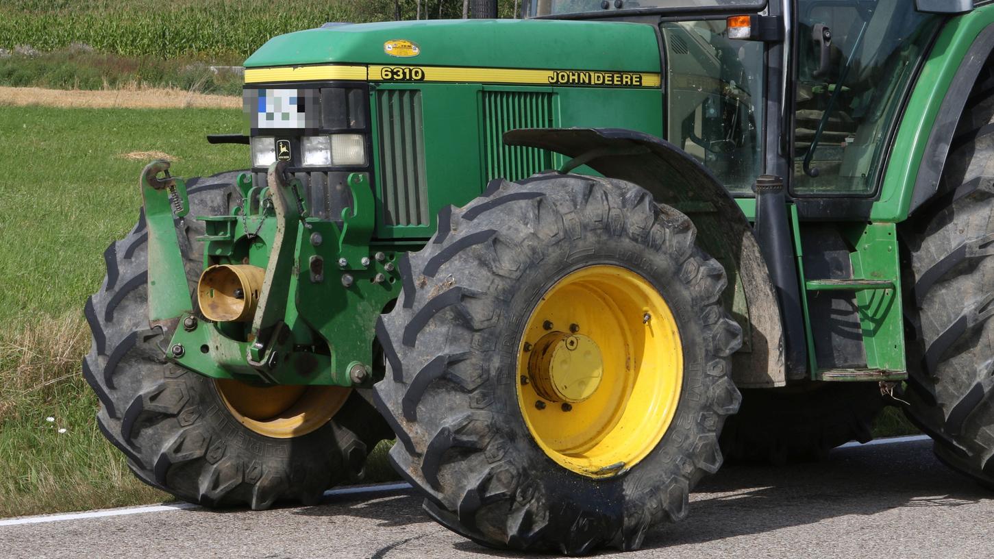 Auto prallt bei Rüssenbach auf Traktor: Fahrer schwer verletzt