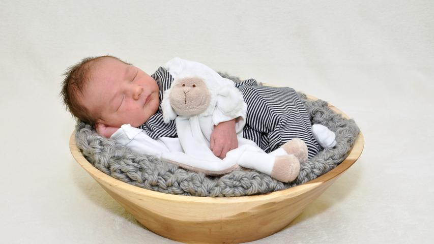 Herzlich willkommen auf der Welt, lieber Filip Toni! Seinen Start ins Leben erlebte er am 22. Juli in der Klinik Hallerwiese. Er war bei der Geburt 52 Zentimeter groß und 3450 Gramm schwer.