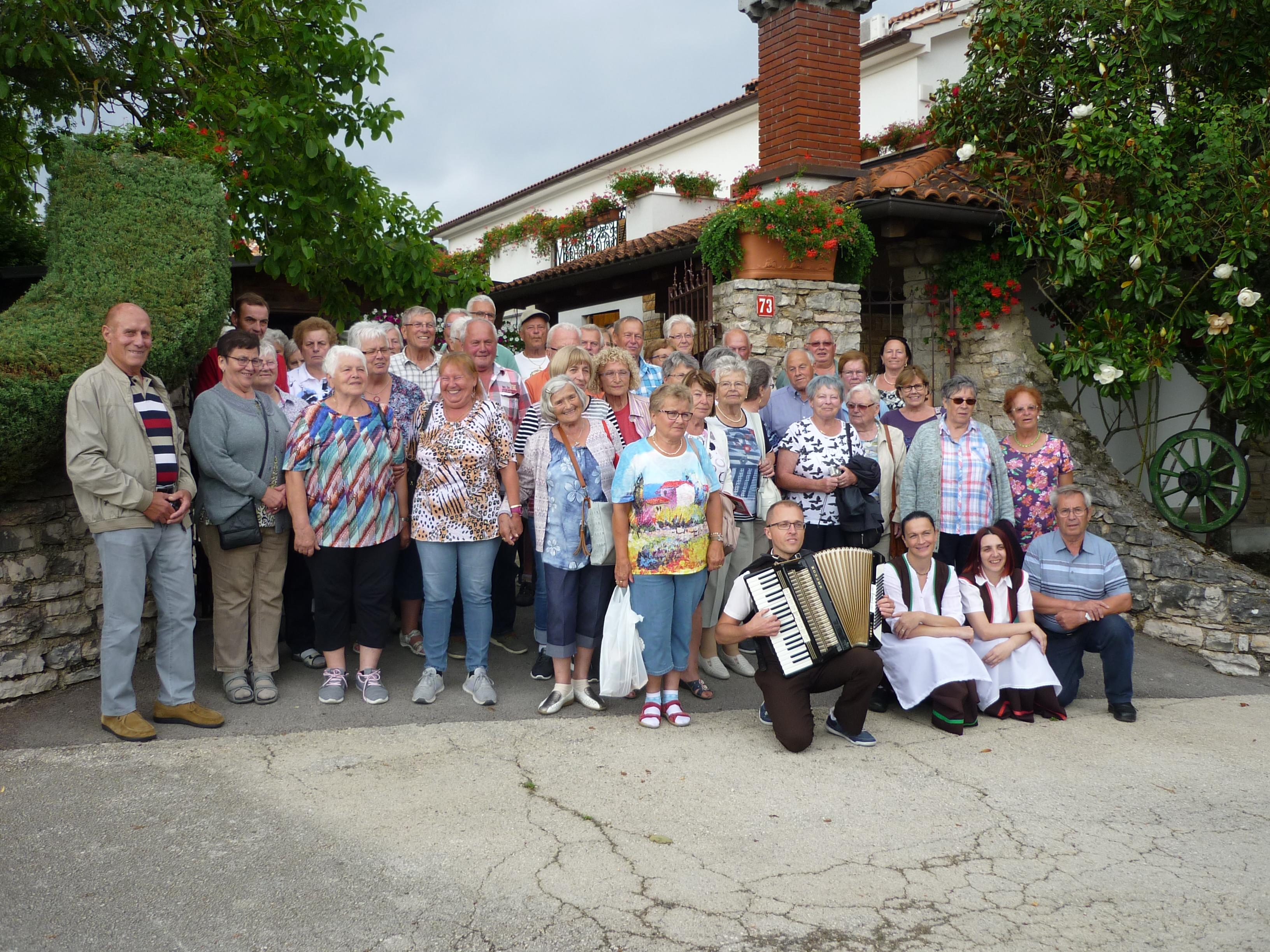 Der Verein Waldlust Wettelsheim konnte in diesem Jahr neben dem 100. Geburtstag ein weiteres Jubiläum feiern. Bereits 1949 wurde die erste Mehrtagesfahrt mit dem Omnibus durchgeführt. Das Reiseziel war damals Tegernsee, Schliersee und der Wendelstein. Seit dieser Zeit wurde jährlich eine Mehrtagesfahrt durchgeführt. Heuer konnten der Verein nun die 70. Mehrtagesfahrt durchführen. Das Ziel war diesmal Portoroz (Stadt der Rose) in Slowenien. Bei der Anreise war der erste Programmpunkt der Besuch der Adelsberger Grotten in Pastojna. Zunächst ging es 3 km mit der Bahn in das Innere. Der sehr gut begehbare Weg durch die Grotte ist 1,5 km lang und man kann hier nur über die vielen Elemente (Stalagniten und Stalakiten) staunen. Am Spätnachmittag bezog der Verein unser Quartier im eleganten Seebad Portoroz. Weiter ging es in die Hafenstadt Triest, nach Izola und Piran. Die weiteren Tage standen das schöne Städtchen Porec, der Limski Fjord und das Bergdörfchen Pazin sowie der Bleder See auf dem Programm.