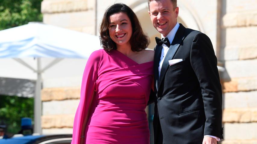 Die Staatsministerin für Digitalisierung Dorothee Bär (CSU) zeigt sich in einem hochgeschlossenen Kleid mit ihrem Ehemann Oliver.