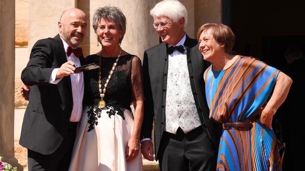 Die Bayreuther Oberbürgermeisterin Brigitte Merk-Erbe und ihr Mann Thomas (Paar in der Mitte) nehmen die früheren Skirennläufer Rosi-Mittermaier-Neureuther und Christian Neureuther auf dem Roten Teppich in Empfang.