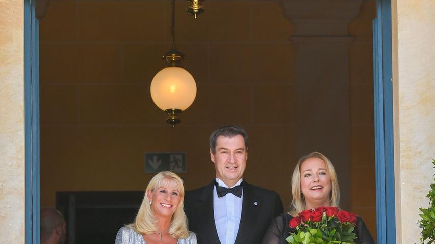 Der Bayerische Ministerpräsident Markus Söder und seine Frau Karin zeigen sich hier mit Katharina Wagner (rechts), der Großenkelin von Richard Wagner.