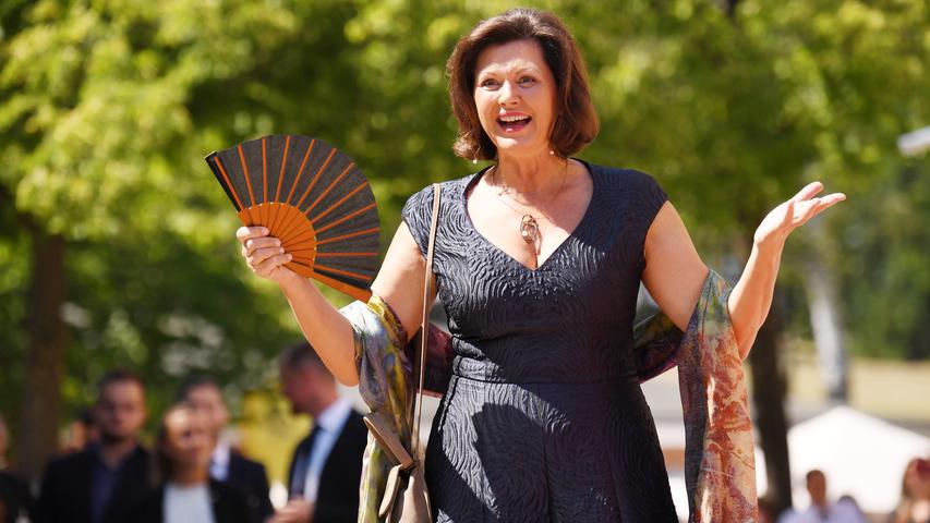 Gegen die Hitze gewappnet: Ilse Aigner (CSU), Präsidentin des Bayerischen Landtags, fächelt sich Luft zu.