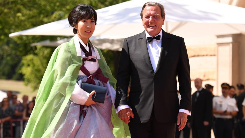 Der Altbundeskanzler Gerhard Schröder (SPD) lässt sich das Bayreuther Spektakel nicht entgehen. Mit dabei ist seine Frau Soyeon Kim.