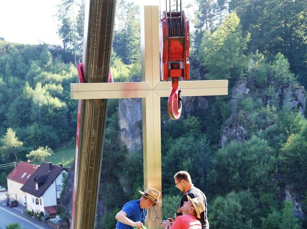 Ein Kreuz hoch über Obertrubach