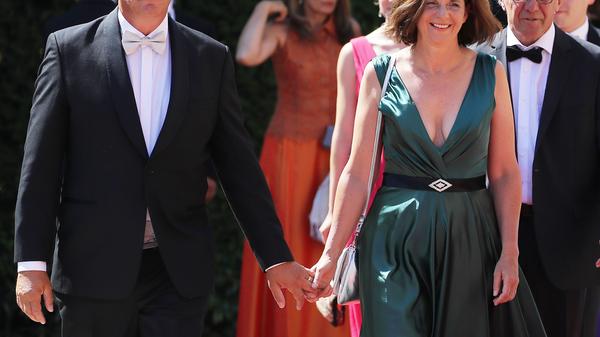 In einem dunkelgrünen Abendkleid kommt Katrin Göring-Eckardt, Fraktionsvorsitzende von Bündnis 90/Die Grünen im Bundestag, mit ihrem Lebensgefährten, Thies Gundlach, Vizepräsident der Evangelischen Kirche in Deutschland (EKD), zu der Premiere 2019.