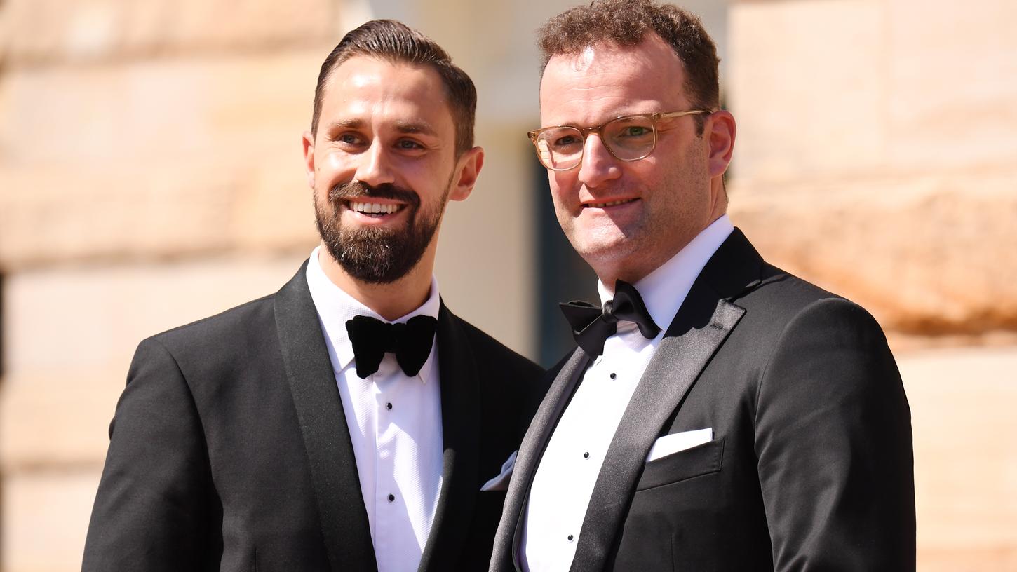 Bundesgesundheitsminister Jens Spahn (r.) und sein Ehemann Daniel Funke beim Besuch der Bayreuther Festspiele 2019.