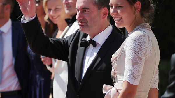 Bayerns stellvertretender Ministerpräsident Hubert Aiwanger (Freie Wähler) hat die Hallertauer Hopfenkönigin Katharina Maier als Begleitung dabei.