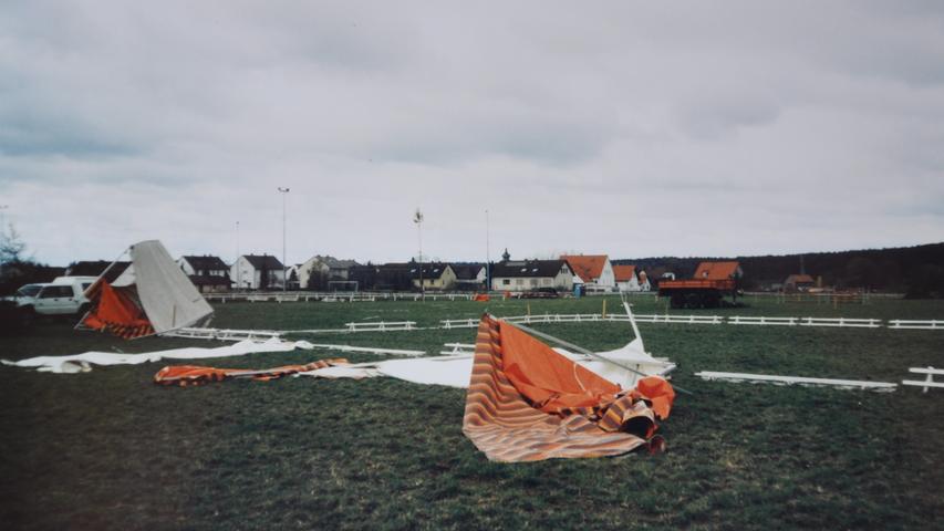 Auf einigen Schäden, wie nach diesem Sturm an einem Sportgelände, blieb Schwank wegen nicht erreichter Windstärke sitzen.
